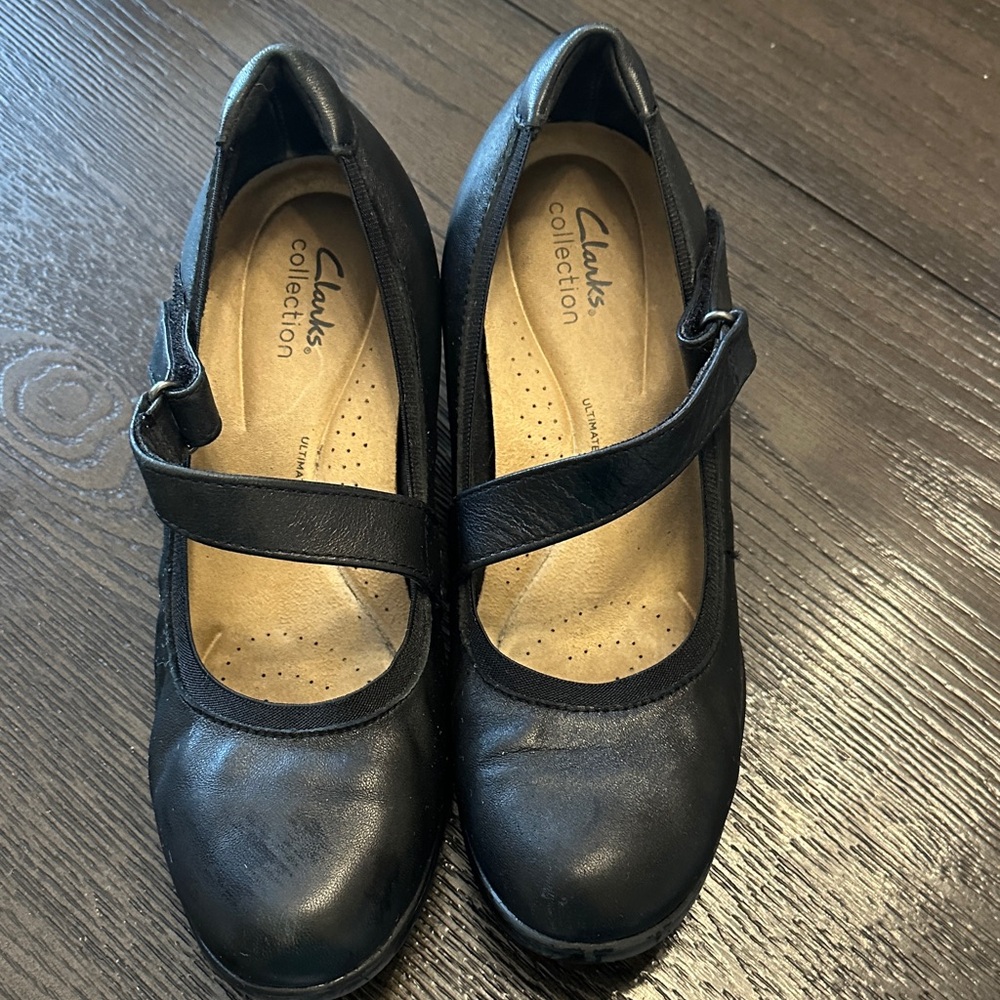 Clarks Women's Black Leather Flats
